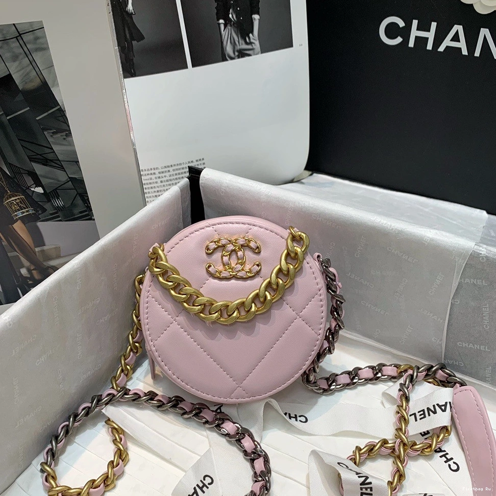 First Bag Ru CHANELUTCH 19 WITH CHAIN CHANEL 0724
